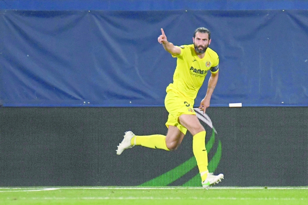 Villarreal's Spanish defender Raul Albiol celebrates after scoring during the Europa League semi-final first leg football match between Villarreal and Arsenal at the Ceramica stadium in Vila-real on April 29, 2021. / AFP / JOSE JORDAN

