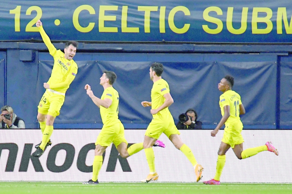 Villarreal's Spanish midfielder Manuel Trigueros (L) celebrates after scoring during the Europa League semi-final first leg football match between Villarreal and Arsenal at the Ceramica stadium in Vila-real on April 29, 2021. / AFP / Jose Jordan

