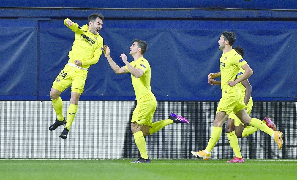 Soccer Football - Europa League - Semi Final First Leg - Villarreal v Arsenal - Estadio de la Ceramica, Villarreal, Spain - April 29, 2021 Villarreal's Manu Trigueros celebrates scoring their first goal with teammates REUTERS/Pablo Morano
