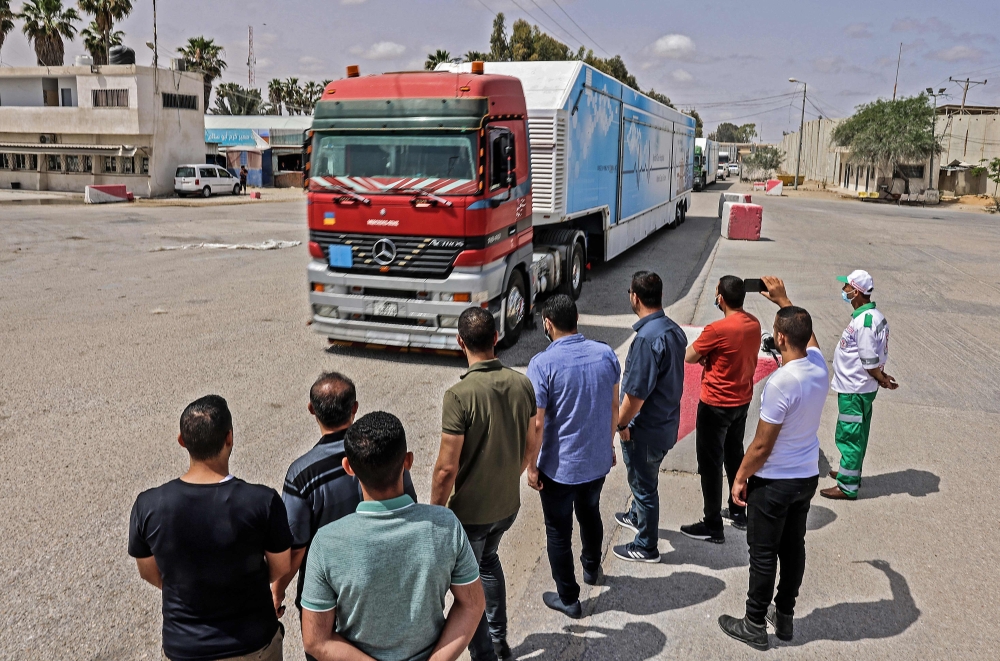 A Jordanian mobile field hospital passes into Rafah in the southern Gaza Strip, through the Kerem Shalom crossing, the main passage point for goods entering Gaza from Israel, on May 21, 2021