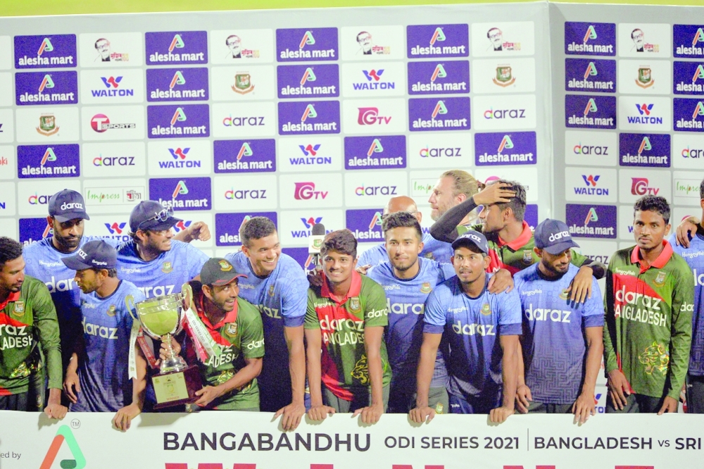 Bangladesh and Sri Lanka players pose for a group photo after the third and final ODI in Dhaka. -- AFP