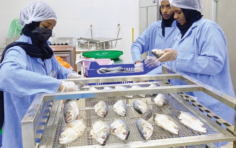 14-Industrial-Innovation-Centre-trains-Omanis-in-smoked-fish--preparation-(2)