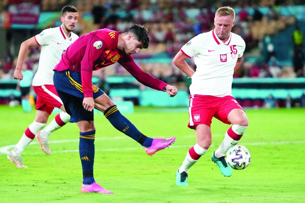 Spain's forward Alvaro Morata (L) challenges Poland's defender Kamil Glik during the UEFA Euro 2020 Group E  match. -- AFP