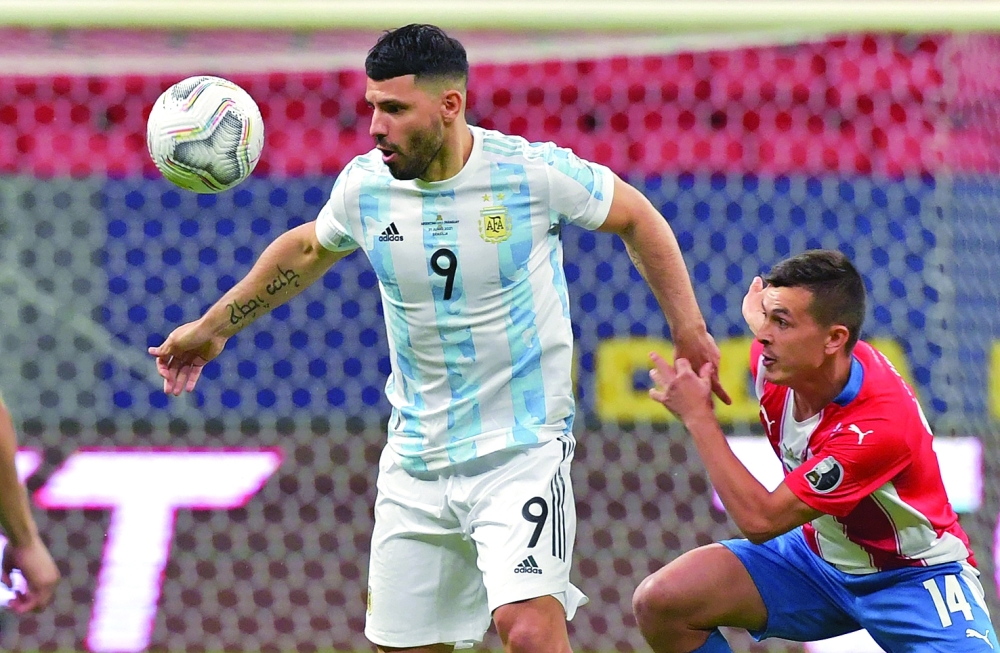 Argentina's Sergio Aguero (L) and Paraguay's Andres Cubas vie for the ball. -- AFP