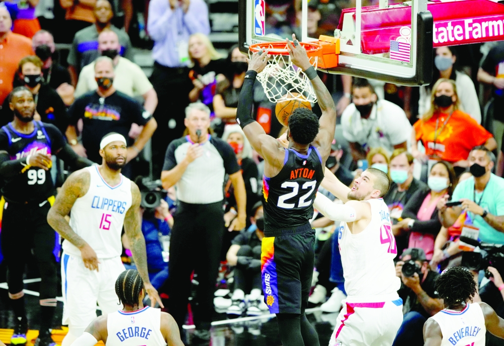 Phoenix Suns' Deandre Ayton (22) scores the game-winning shot against Los Angeles Clippers. -- USA Today Sports