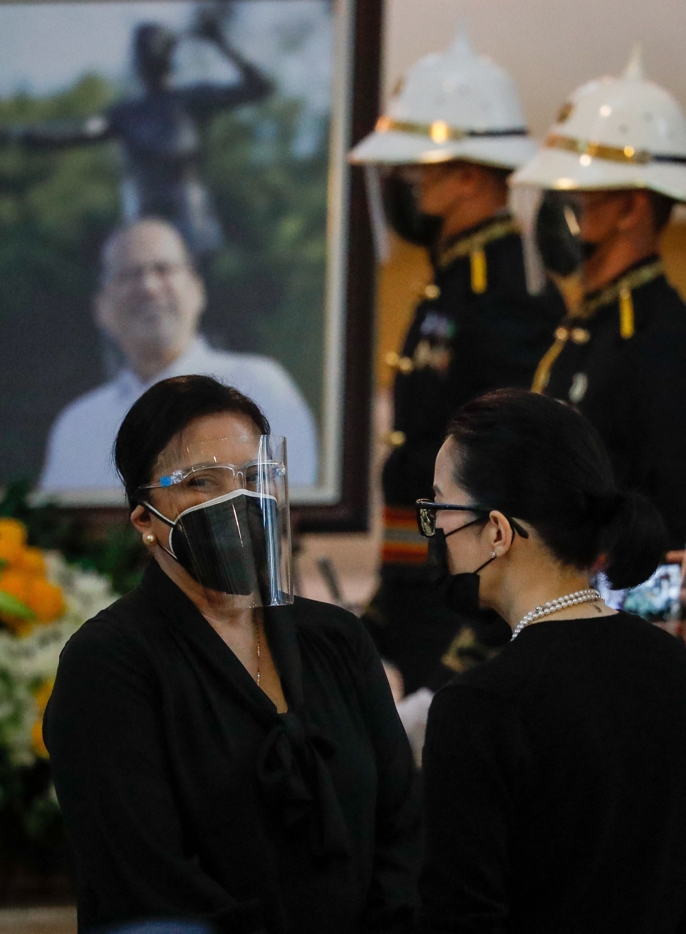 Philippines' Vice President Leni Robredo (L) talks to actress Kris Aquino (R), sister of former president Benigno Aquino III 