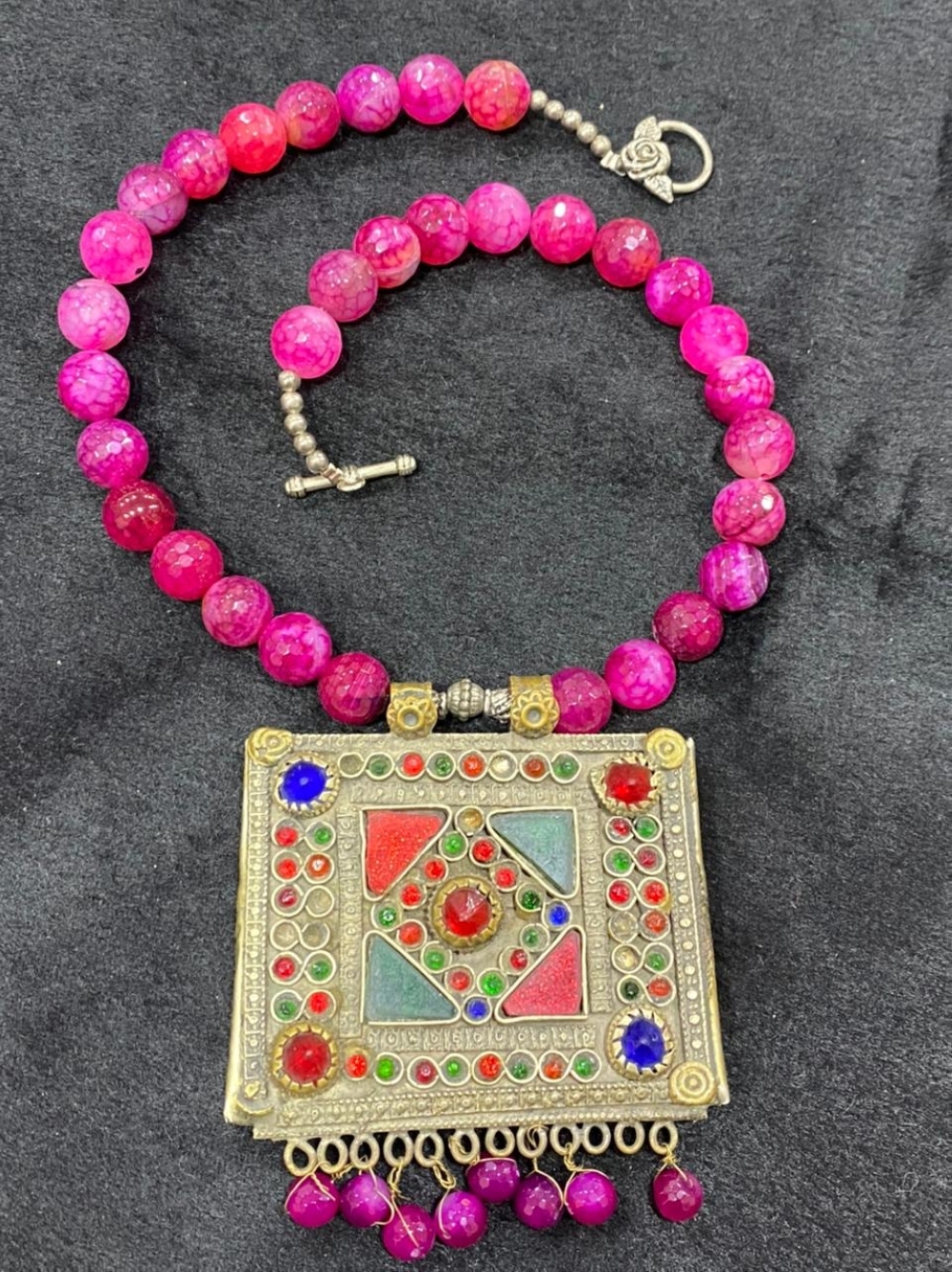 Agate with traditional Omani pendant