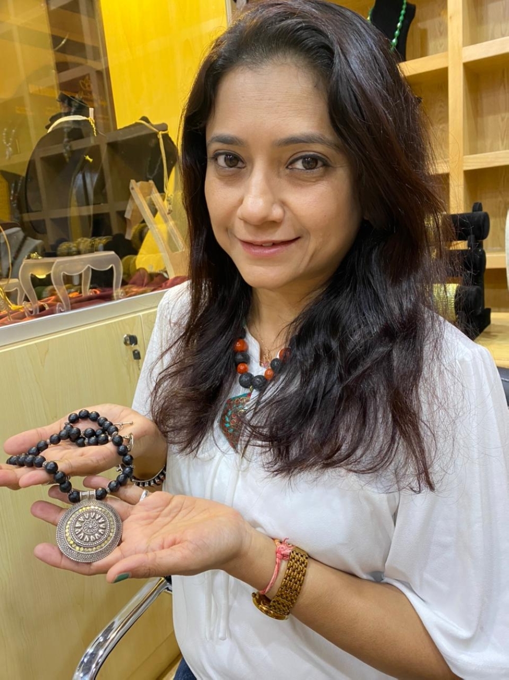 Kinnary Parikh displays her work at the boutique (2)