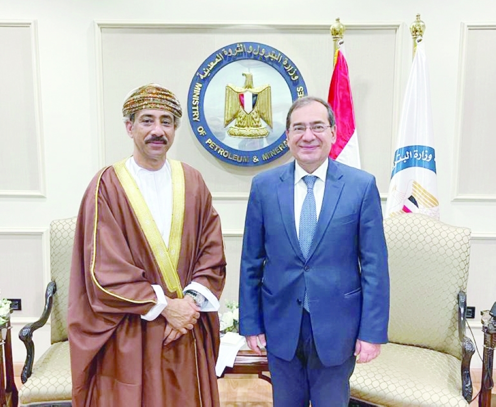 سفير-السلطنة-لدى-مصر-يبحث-مع-وزير-البترول-المصري-دعم-التعاون-والاستثمار-في-مجال-الطاقة-والنفط