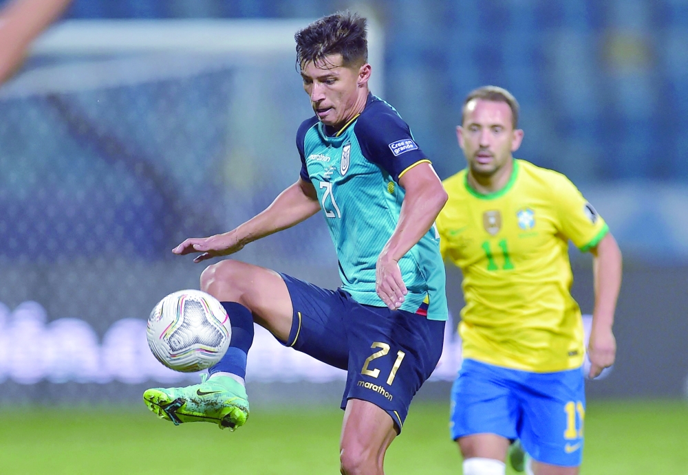 Ecuador's Alan Franco (L) and Brazil's Everton Ribeiro vie for the ball. -- AFP