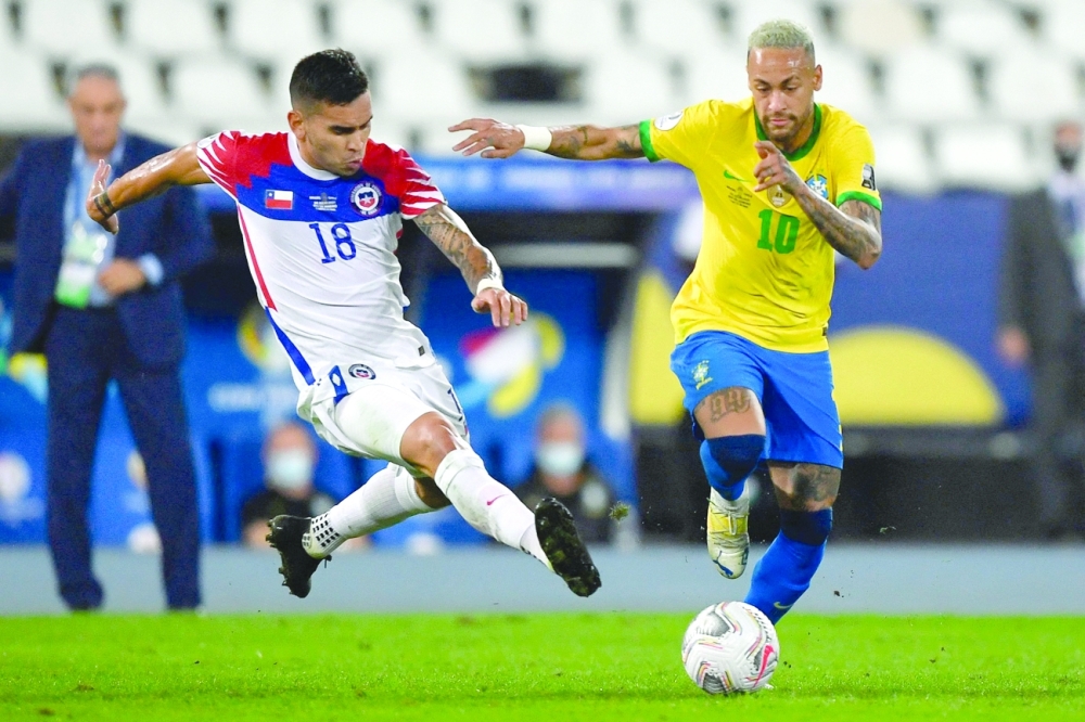 Chile's Sebastian Vegas (L) and Brazil's Neymar vie for the ball during their Conmebol 2021 Copa America quarterfinal. -- AFP