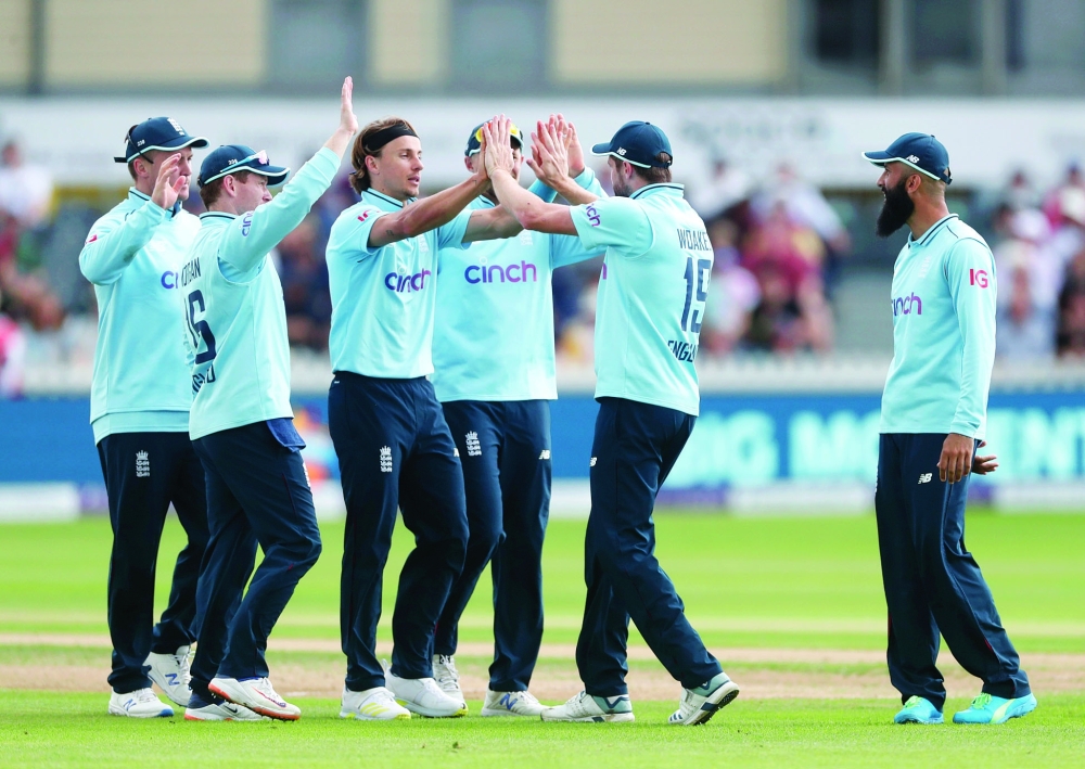 Cricket - Third One Day International - England v Sri Lanka - Bristol County Ground, Bristol, Britain - July 4, 2021 England's Chris Woakes celebrates with teammates after taking a catch to dismiss Sri Lanka's Oshada Fernando off the bowling of Tom Curran Action Images via Reuters/Matthew Childs
