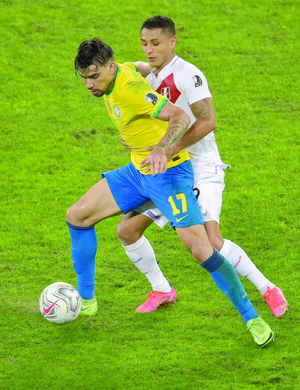 Brazil's Lucas Paqueta (L) and Peru's Yoshimar Yotun vie for the ball. -- AFP
