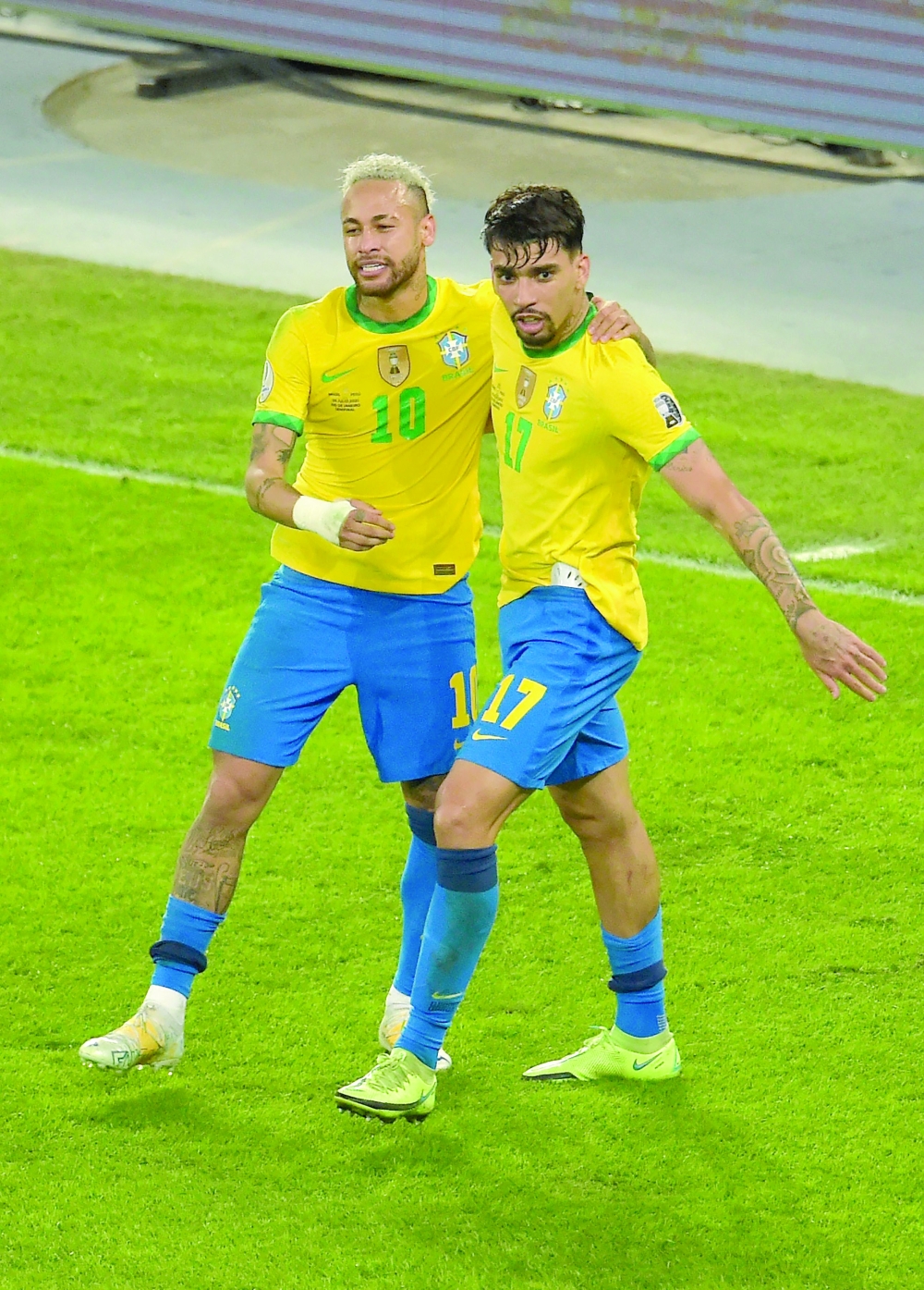 Brazil's Lucas Paqueta (R) celebrates with Brazil's Neymar after scoring against Peru. -- AFP