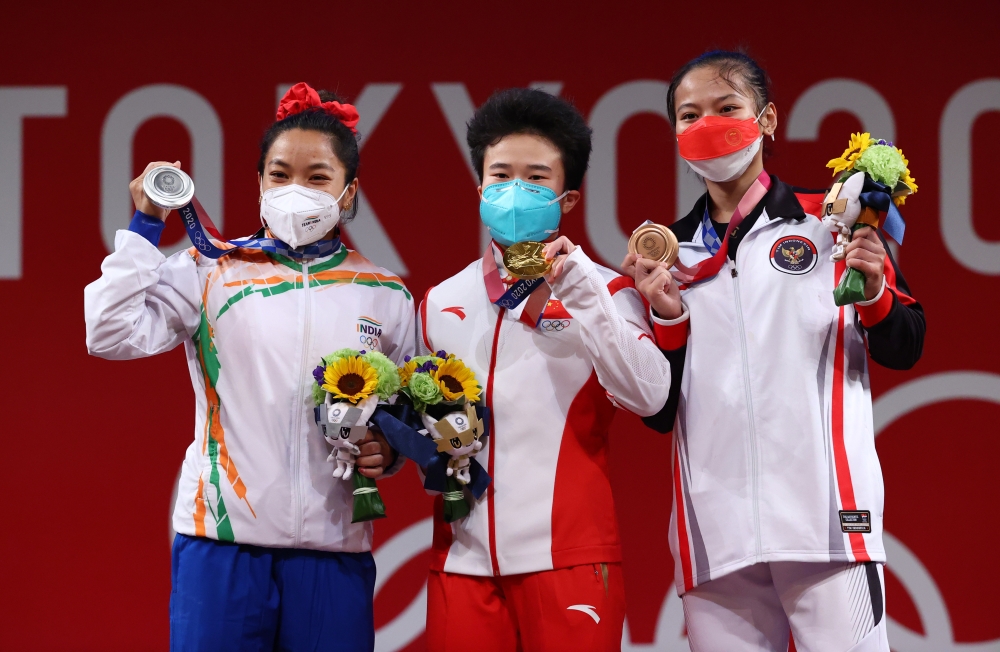 Gold medalist Hou Zhihui of China, Silver medalist Mirabai Chanu Saikhom of India and Bronze medalist Windy Cantika Aisah of Indonesia pose. REUTERS/Edgard Garrido
