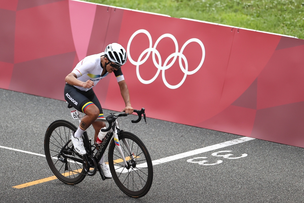 Richard Carapaz of Ecuador celebrates winning gold. 