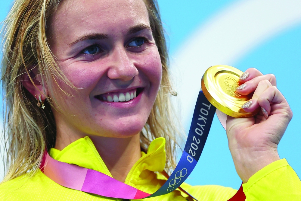 Ariarne Titmus of Australia poses with the gold medal in women's 400m freestyle swimming. -- Reuters