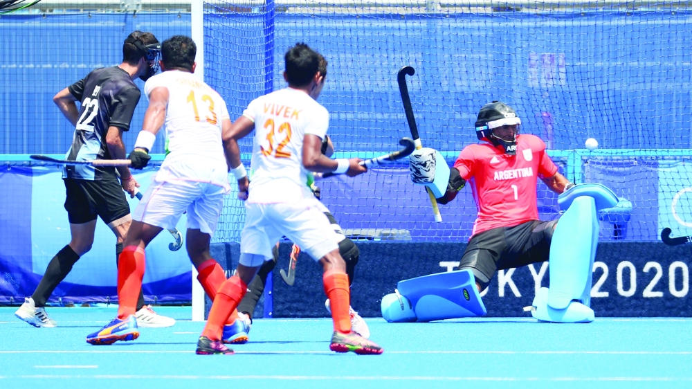 Harmanpreet Singh of India shoots to score past Juan Manuel Vivaldi of Argentina. -- Reuters