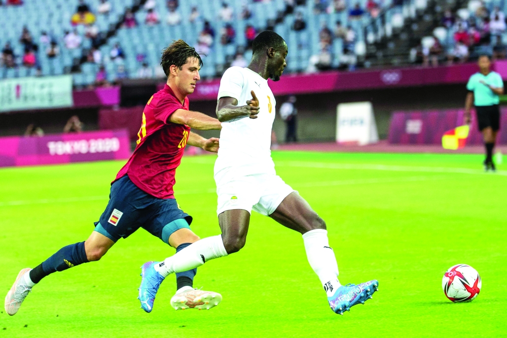Spain's defender Juan Miranda (L) vies for the ball with Ivory Coast's defender Eric Bailly during the Tokyo 2020 Olympic Games men's quarter-final match. -- AFP

