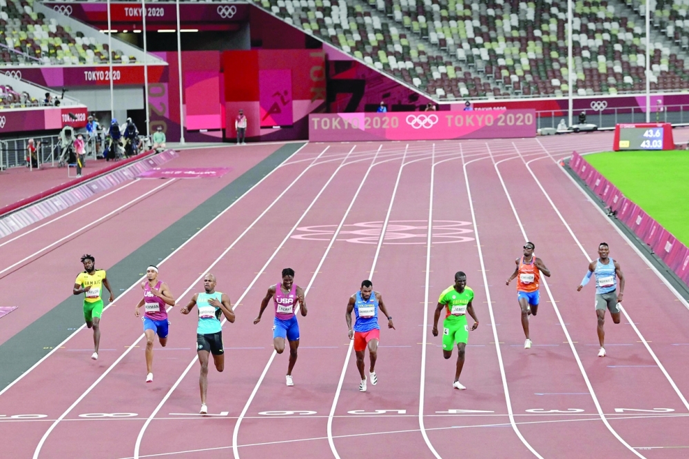 Bahamas' Steven Gardiner (3L) crosses the finish line to win ahead of second-placed Colombia's Anthony Jose Zambrano (4R) and third-placed Grenada's Kirani James (3R) in the men's 400m final. -- AFP