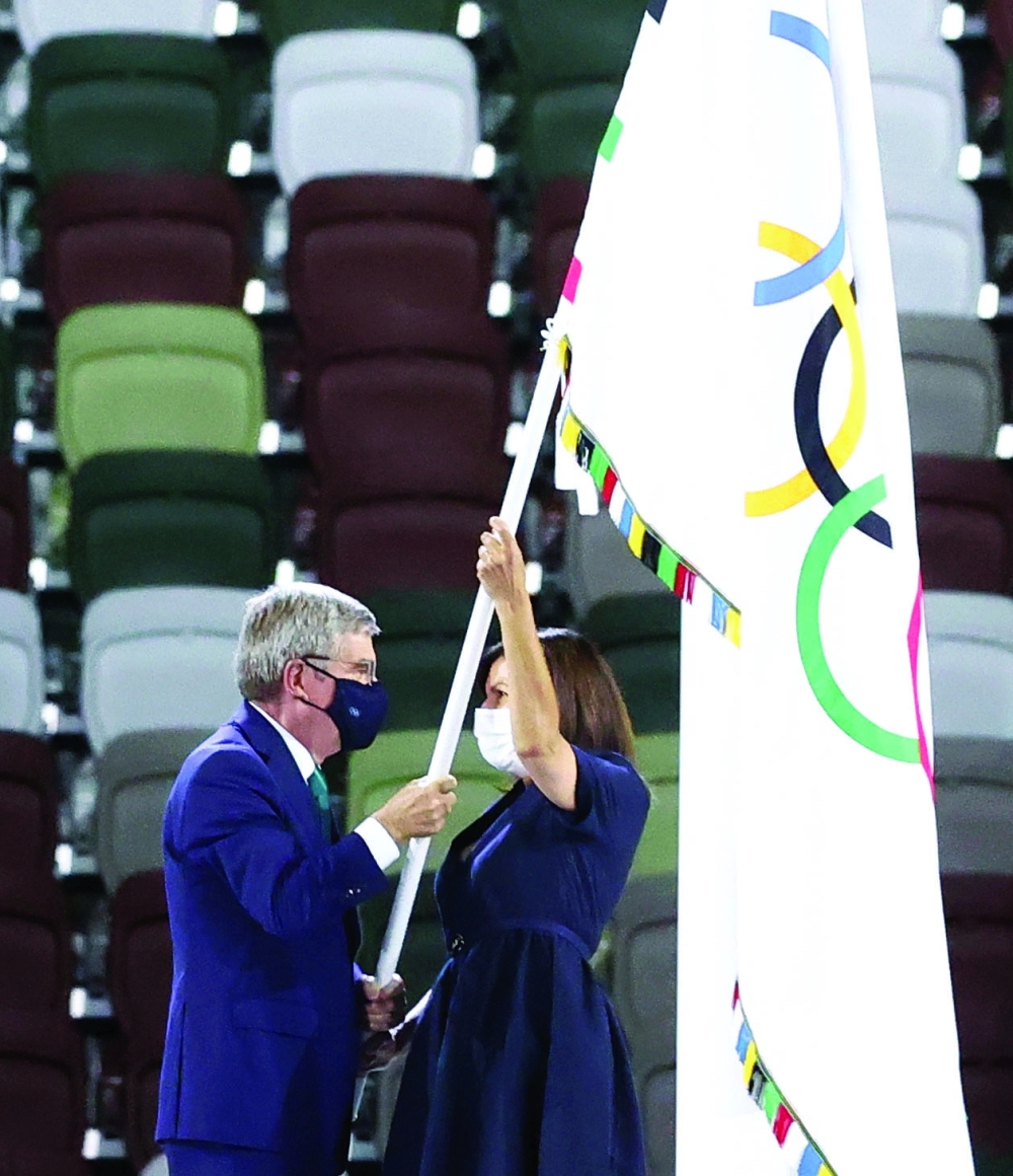 IOC President Thomas Bach hands the Olympic flag to the Mayor of Paris, Anne Hidalgo. -- Reuters 