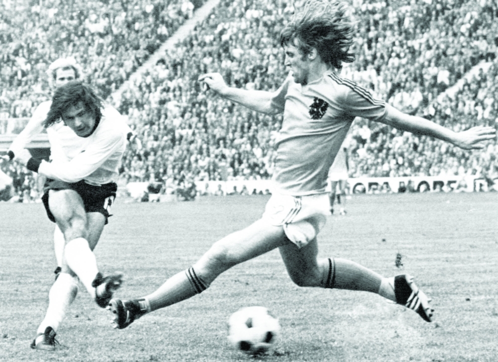 Then West German forward Gerd Muller (L) scores the second goal for his team despite the being pressured by Dutch defender Rudi Krol in Munich, during the 1974 World Soccer Cup final. -- AFP
