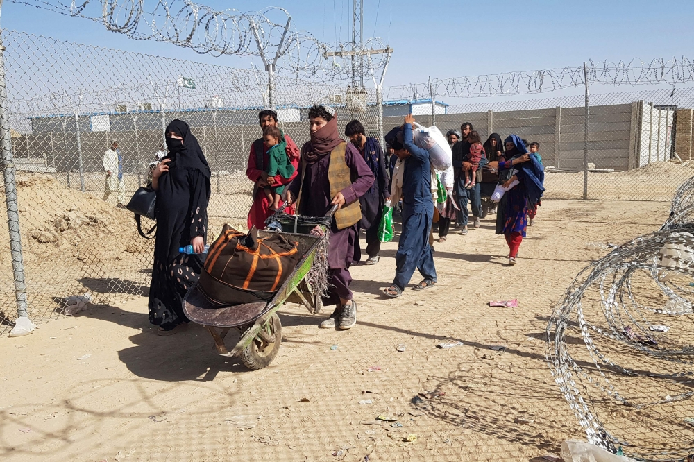 Afghan nationals cross the border into Pakistan at the Pakistan-Afghanistan border crossing in Chaman on Wednesday. -- AFP