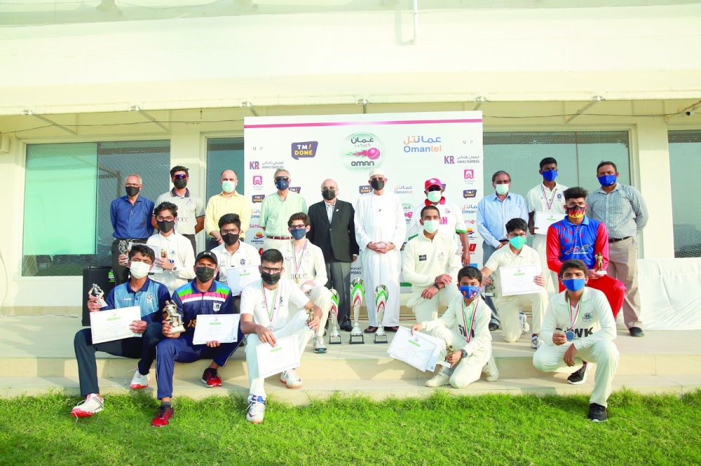 Group Photo of Junior Division toppers after receiving their prizes
