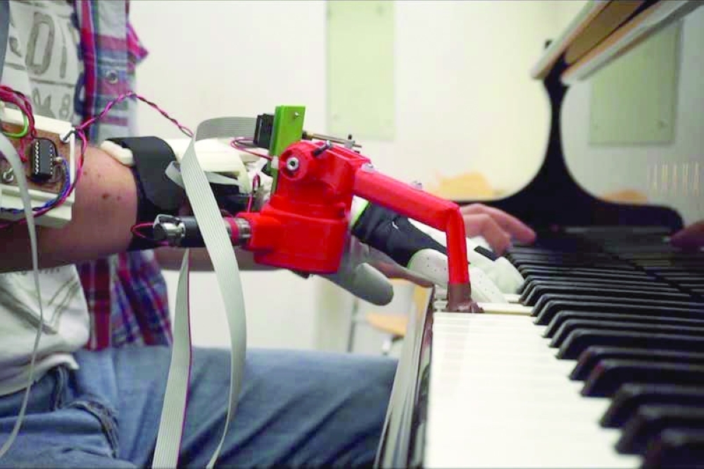 Within an hour of being fitted with the artificial digit next to the little finger of their right hand, six players had learned to integrate it on the keyboard, steered by electrical signals generated when they move their foot.
