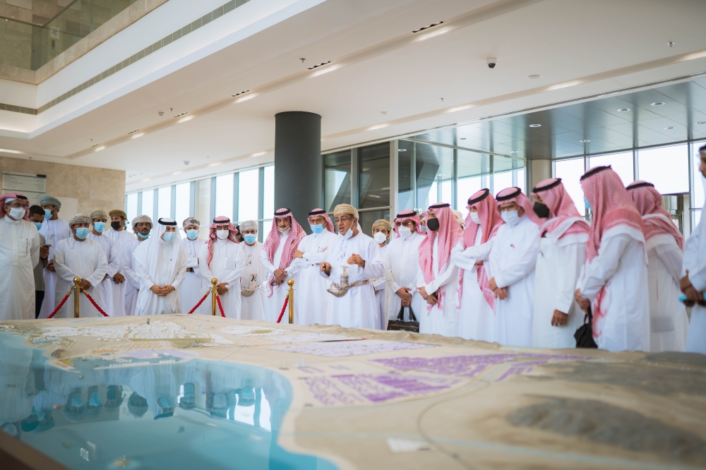 الوفد السعودي لدى وصوله مبنى المنطقة (2)