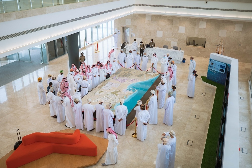 الوفد السعودي لدى وصوله مبنى المنطقة (1)