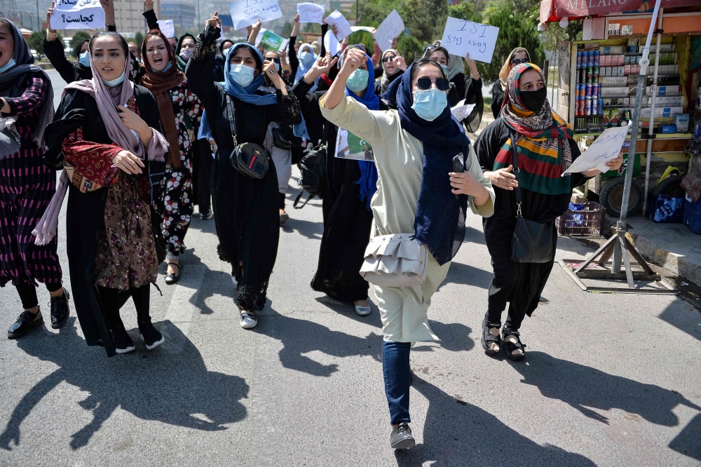 Afghan women shout slogans during an anti-Pakistan protest rally, near the Pakistan embassy in Kabul on September 7, 2021. The Taliban on September 7, 2021 fired shots into the air to disperse crowds who had gathered for an anti-Pakistan rally in the capital, the latest protest since the hardline Islamist movement swept to power last month. (Photo by Hoshang Hashimi                      / AFP)

