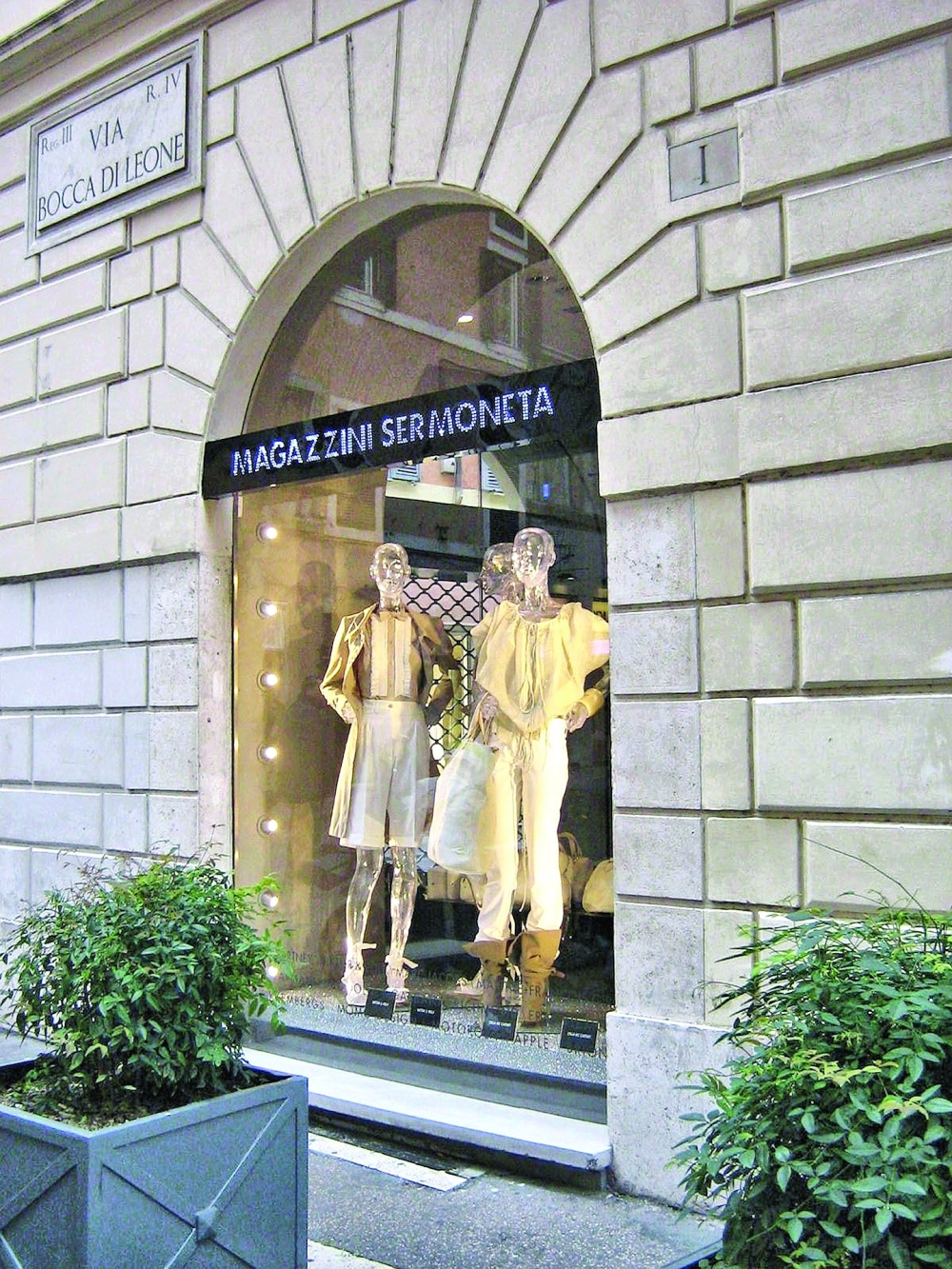 roman-shop-window-662580_1920