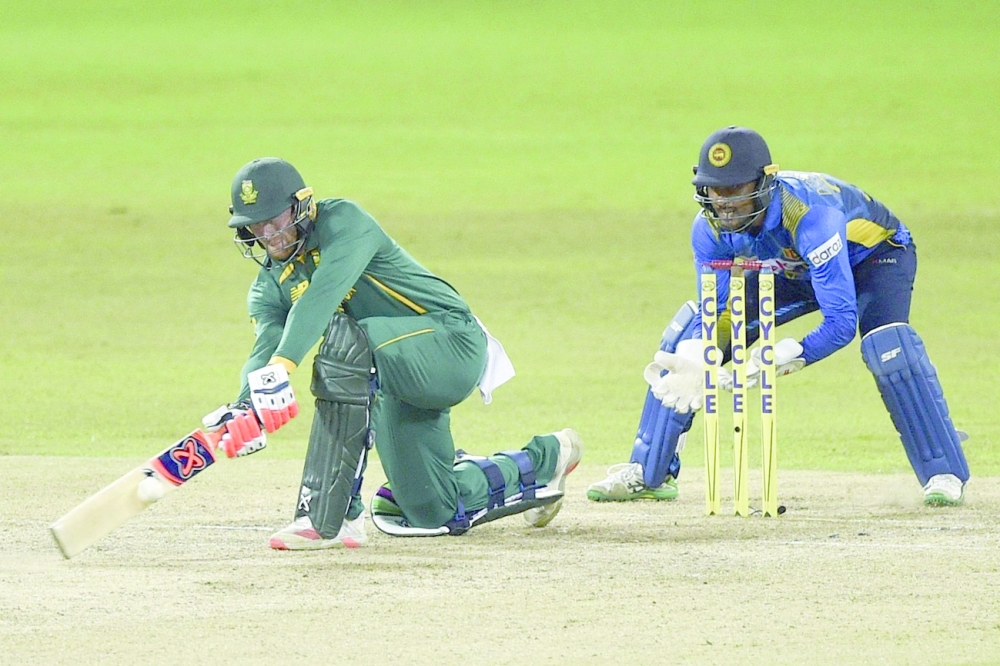 South Africa's Heinrich Klaasen plays a shot as as Sri Lanka's wicketkeeper Dinesh Chandimal (R) looks on during the third one-day international (ODI) cricket match between Sri Lanka and South Africa at the R. Premadasa Stadium in Colombo on September 7, 2021. (Photo by ISHARA S. KODIKARA / AFP)

