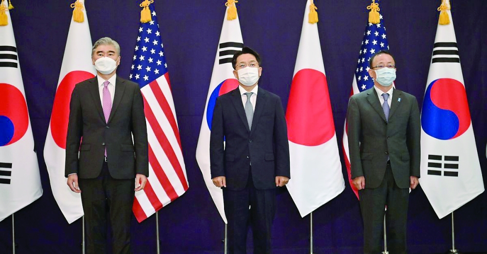 Sung Kim (L), US Special Representative for North Korea, Noh Kyu-duk (C), South Korea's Special Representative for Korean Peninsula Peace and Security Affairs, and Takehiro Funakoshi (R), Director-General of the Asian and Oceanian Affairs Bureau of the Ministry of Foreign Affairs of Japan, during their trilateral meeting in Seoul recently. -- Reuters
