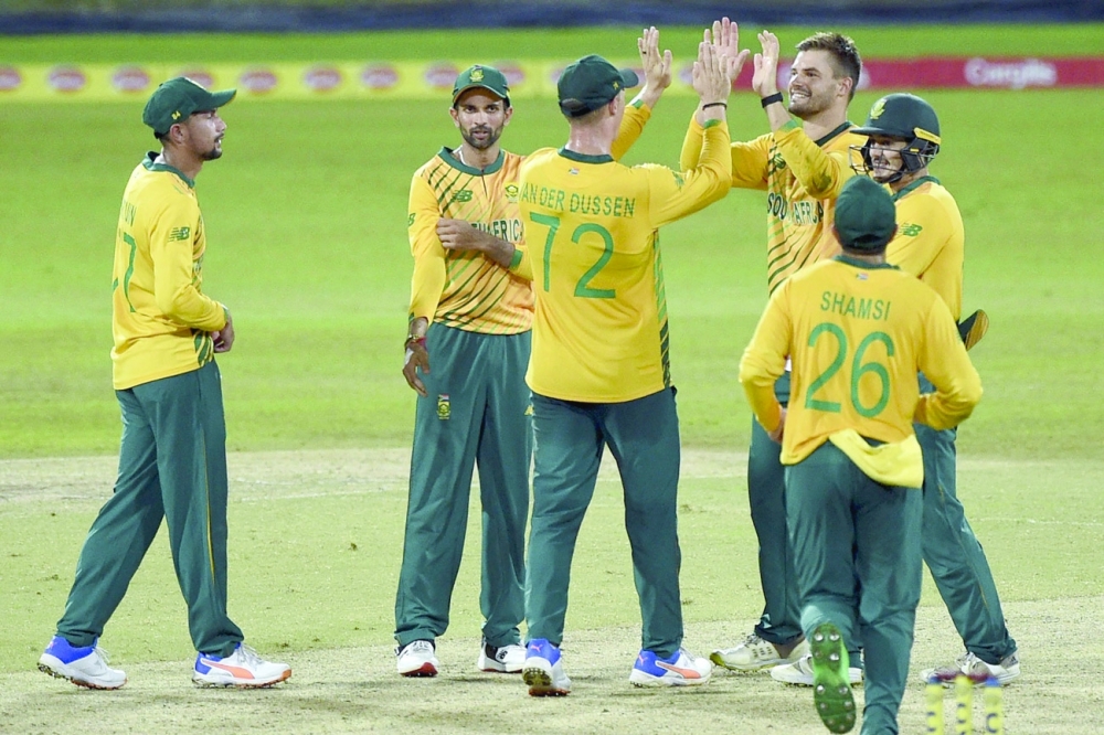 South Africa's Aiden Markram (C) celebrates with teammates after the dismissal of Sri Lanka's Charith Asalanka (not pictured) during the second international Twenty20 cricket match between Sri Lanka and South Africa at the R. Premadasa Stadium in Colombo on September 12, 2021. (Photo by ISHARA S. KODIKARA / AFP)

