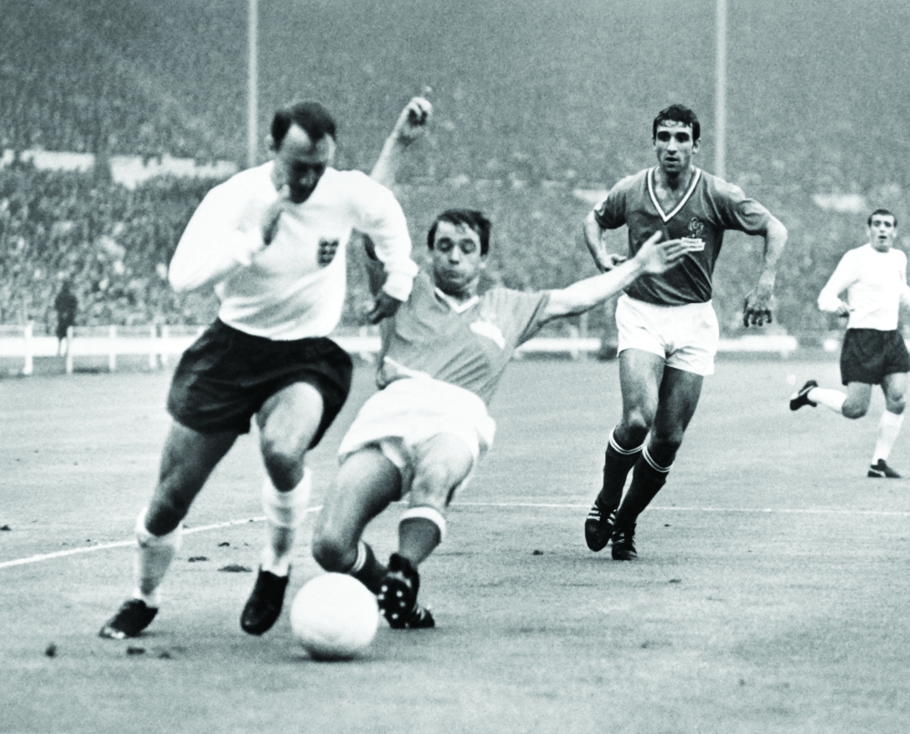 In this file photo taken on July 20, 1966 England international football player Jimmy Greaves (L) fights with French footballer Jacky Simon. -- AFP