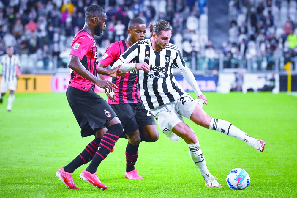 AC Milan's English defender Fikayo Tomori (L) fights for the ball with Juventus' French midfielder Adrien Rabiot (R) during the Italian Serie A football match between Juventus and AC Milan at the Juventus stadium in Turin, on September 19, 2021. (Photo by Isabella BONOTTO                     / AFP)

