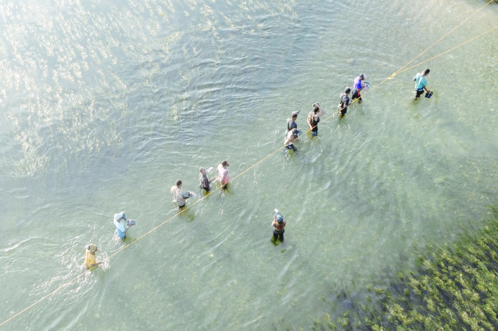 Haitian migrants to the United States cross the Rio Grande river from texas back to mexico to get food and water. -- AFP