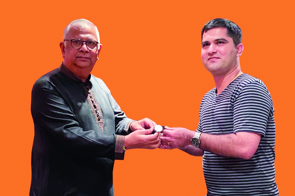 Waibhav Wategaonkar receiving a gift from Anil Khimji, Director, Khimji Ramdas at his farewell ceremony.