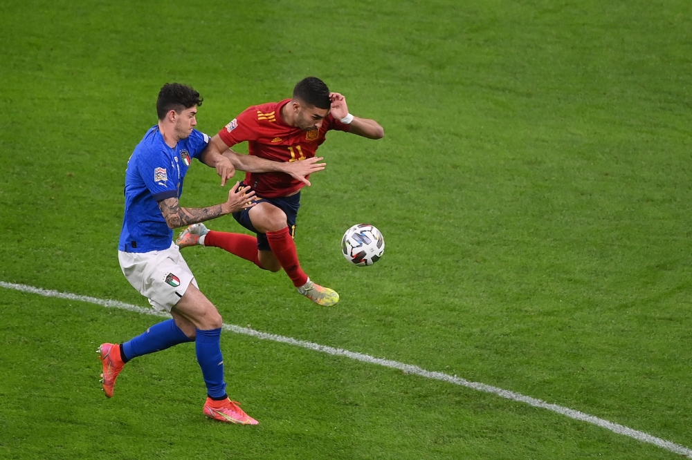 TOPSHOT - Italy's defender Alessandro Bastoni (L) fights for the ball with Spain's forward Ferran Torres during the UEFA Nations League semifinal football match between Italy and Spain at the San Siro (Giuseppe-Meazza) stadium in Milan, on October 6, 2021. (Photo by Marco BERTORELLO / POOL / AFP)

