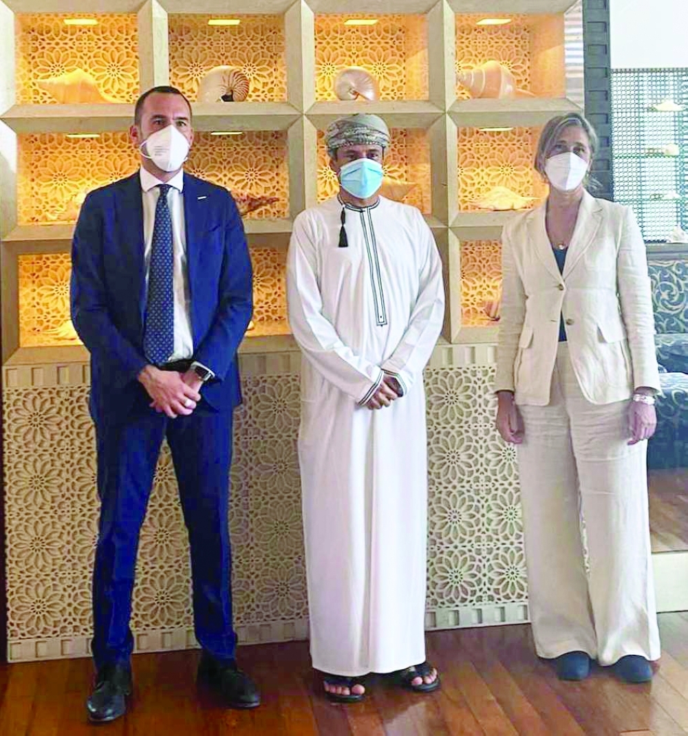Salim al Aufi (centre), flanked by Manlio Di Stefano (left),  and Federica Favi, Ambassador of Italy in Oman


