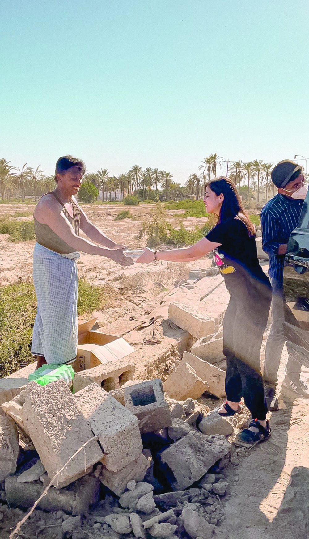 Rosh Khanzada distributing food packets during her volunteering work