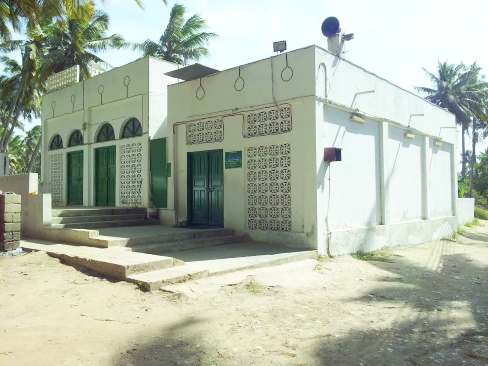 Cheraman Perumal Rama Varma Kulashekhara converted to Islam in the presence of the presence of the Prophet and adopted a new name, Thajuddin. He died in Oman during his return journey. He was buried in Salalah under his local name Adbur Rahiman Samiri. 