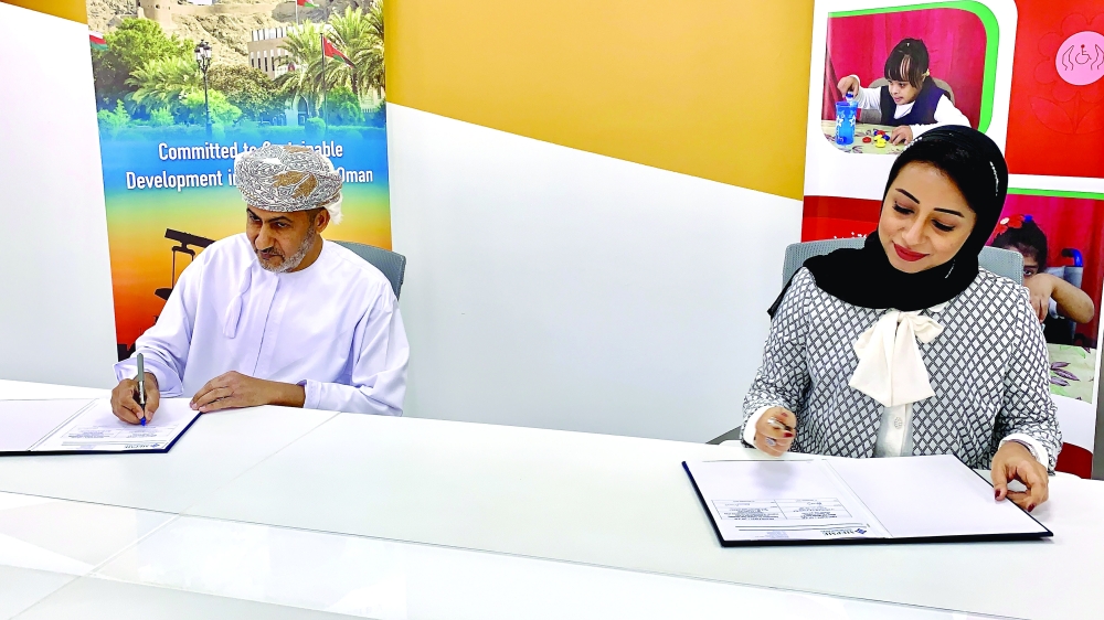 HH Sayyida Hujaija bint Jaifer al Said, Chairperson of the Association for Children with Disabilities, and Najeeb al Harthy, CEO of Mitsui E & P Middle East, sign the agreement.