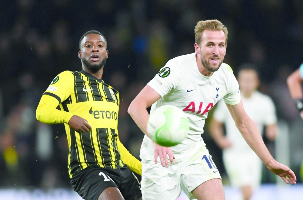Vitesse Arnhem's Riechedly Bazoer in action with Tottenham Hotspur's Harry Kane. -- Reuters