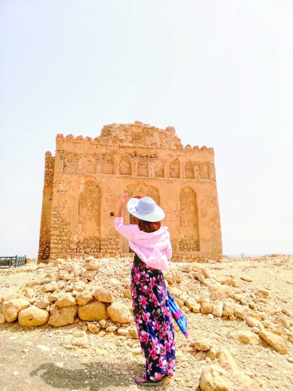 There are references to ruins of an ancient temple in the town of Qalhat which points to evidence of an Indian settlement along the Batinah coast before the 15th century.