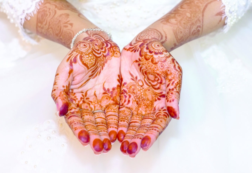 Pair,Of,Hand,Of,A,Beautiful,Young,Arabic/omani,Bride,With
