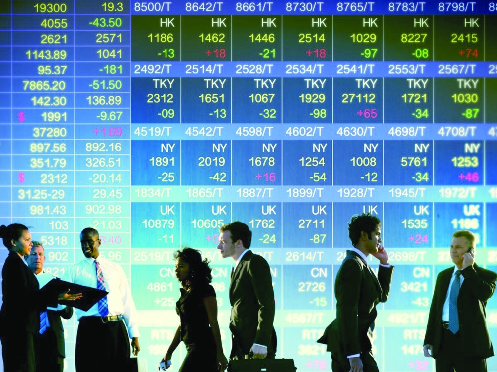 Wall Street dives as Omicron arrives in US