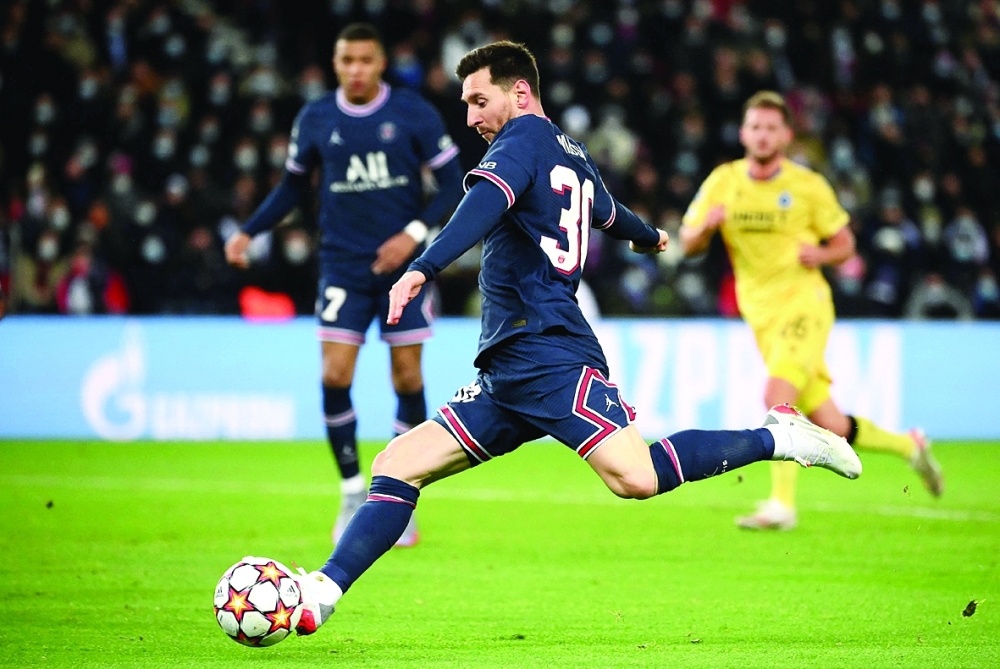 TOPSHOT - Paris Saint-Germain's Argentinian forward Lionel Messi kicks the ball during the UEFA Champions League first round day 6 Group A football match between Paris Saint-Germain (PSG) and Club Brugge, at the Parc des Princes stadium in Paris on December 7, 2021.  (Photo by FRANCK FIFE / AFP)

